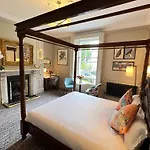 Waterloo Town House & Suites