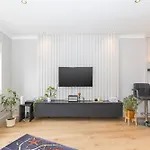 Ha\'Penny Bridge Apartment