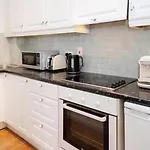 2 Bedroom Apartment Near Historical Christchurch