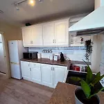 Cosy 2-Bedroom Home In Portobello