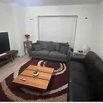 Private Single Bedroom In Beautiful House