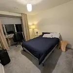 Pvt Room Attached Bathroom , 20 Mins To City Center Via Direct Train 2 Min Away