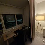 Pvt Room Attached Bathroom , 20 Mins To City Center Via Direct Train 2 Min Away