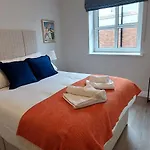 Tastefully Refurbed 2Bed - 3 Mins To Trinity & Docks