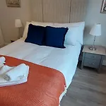 Tastefully Refurbed 2Bed - 3 Mins To Trinity & Docks