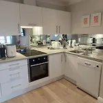 Tastefully Refurbed 2Bed - 3 Mins To Trinity & Docks