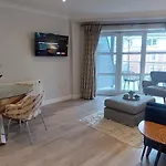 Tastefully Refurbed 2Bed - 3 Mins To Trinity & Docks