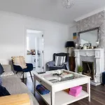 Lovely 2Br House - 8 Min Walk To Broombridge Station