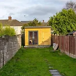 Lovely 2Br House - 8 Min Walk To Broombridge Station