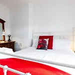 Lovely 2Br House - 8 Min Walk To Broombridge Station