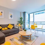 Bright & Modern Dublin City Stay