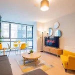 Bright & Modern Dublin City Stay