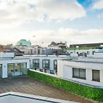2 Bedroom City Centre Apartment With Patio Sleeps 6