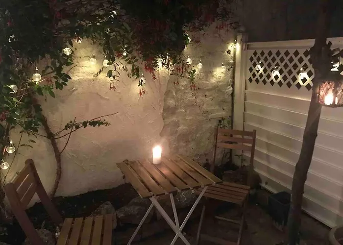 Entire House, Sleeps 2-6, Sunroom, Outside Yard