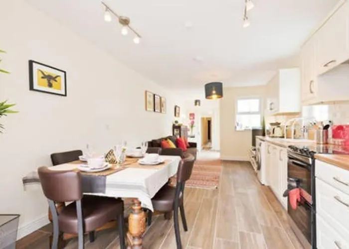 Charming Riverside Apartment - Minutes From City