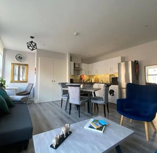 Cosy And Central Abbey Street Apt