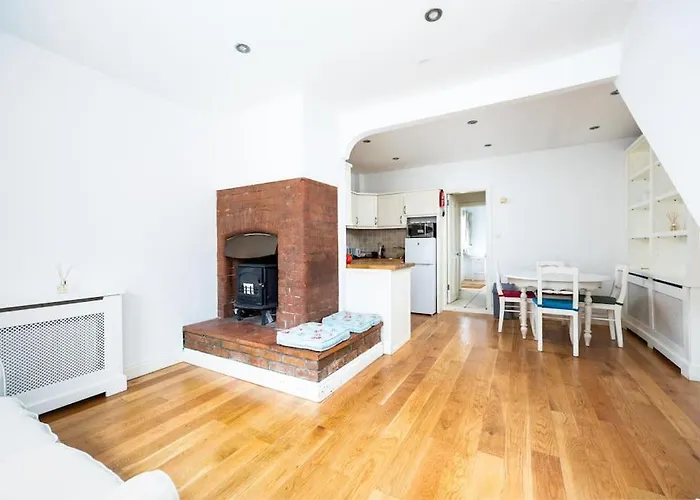 Homely 3 Bedroom House With A Balcony In Donnybrook
