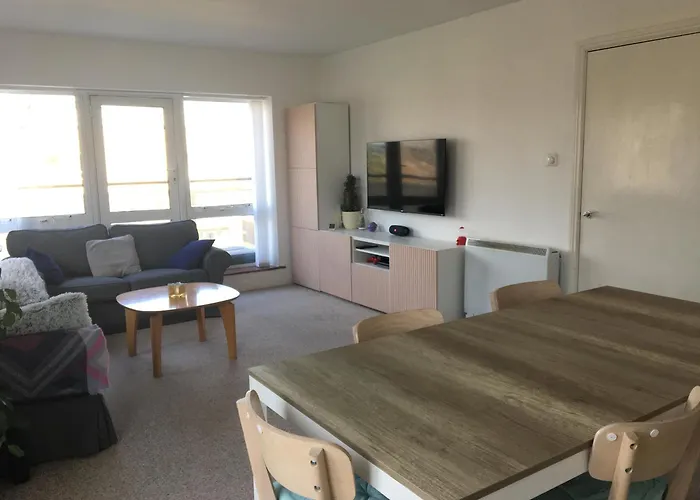 Central Spacious 3 Bedroom Apartment With Parking