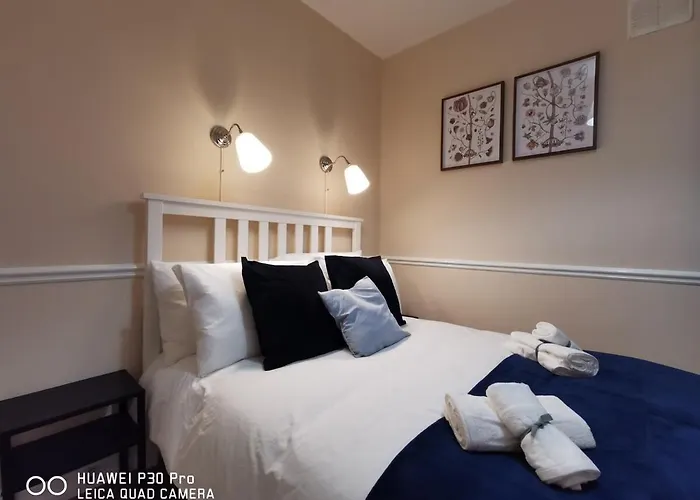 New Spacious & Central 3Bedroom Apartment Tv& Wifi