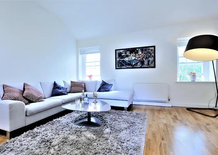 A Luxurious City Centre White Regency Townhouse With Terrace & Patio