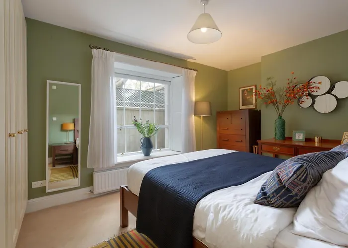 Spectacular 2 Bedroom Apartment With Sunny Garden & Terrace