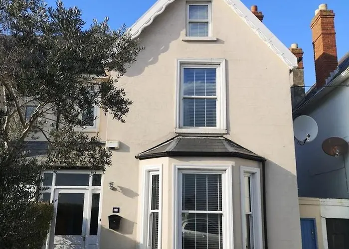 Stylish Studio Own Entrance In Victorian House
