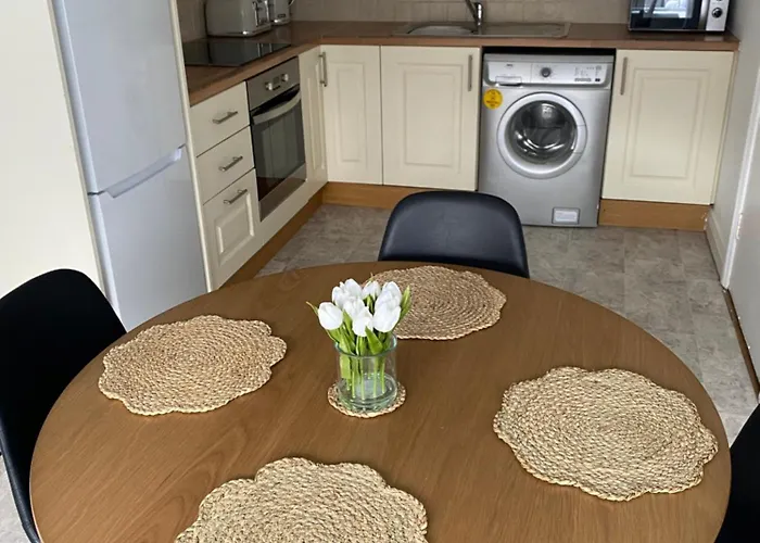 Modern Comfortable Four Bedroom House In Great Location