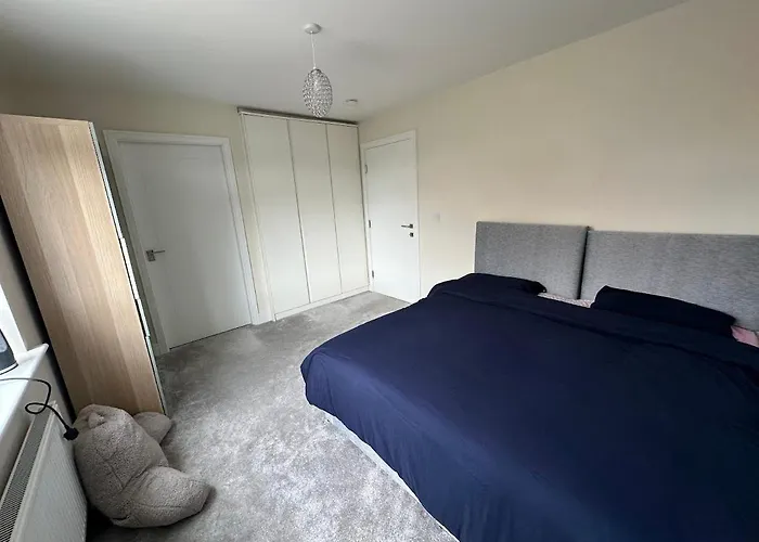 Pvt Room Attached Bathroom , 20 Mins To City Center Via Direct Train 2 Min Away