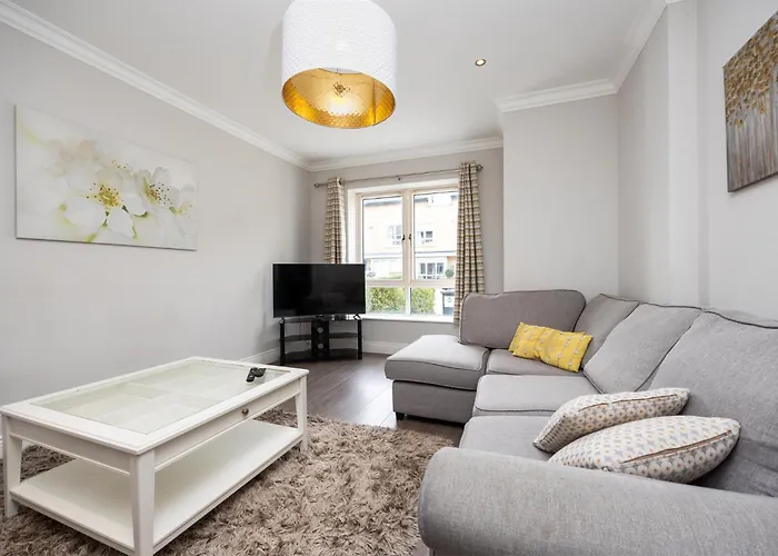 Elegant 5-Bed Home By Sea & City, Parking & Garden - Ideal For Long Stays