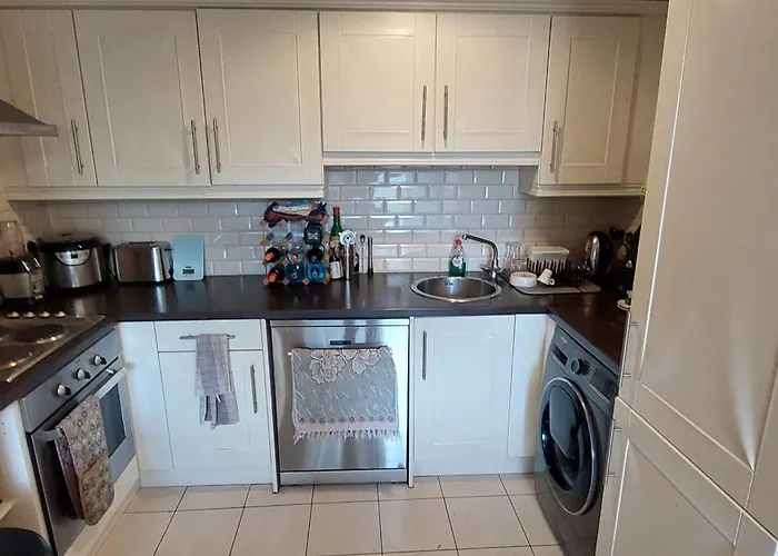 Spacious Riverside 1Bd In Bustling Village