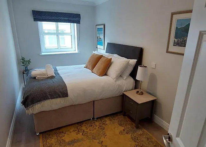 Tastefully Refurbed 2Bed - 3 Mins To Trinity & Docks