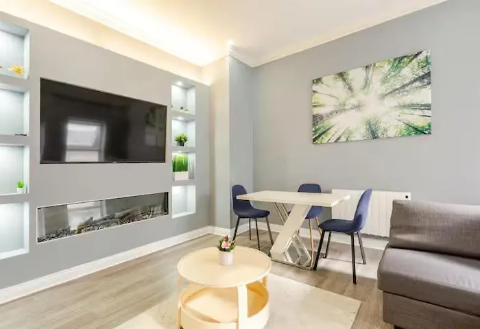 Best Location! Modern Apartment In Heart Of City!