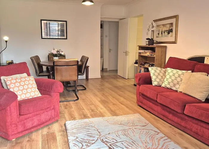 Modern Two Bed Apartment With Parking
