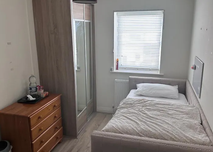 Private Single Bedroom In Beautiful House