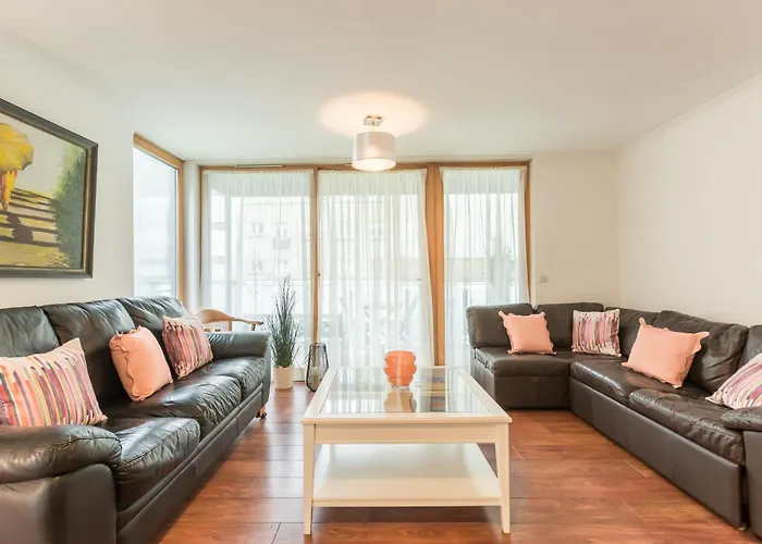 Bright, Spacious City Centre Apt