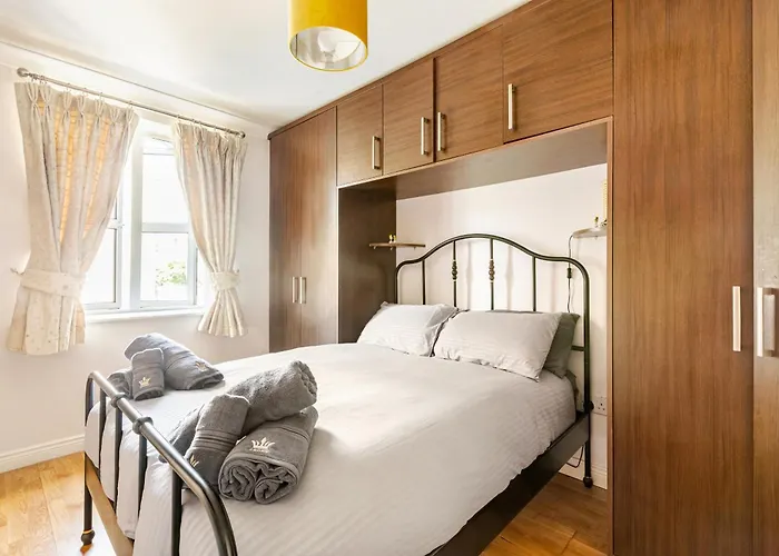 Modern Stylish Central Apt With Free Parking