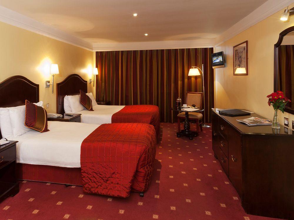 Bonnington & Leisure Centre Hotel 4*