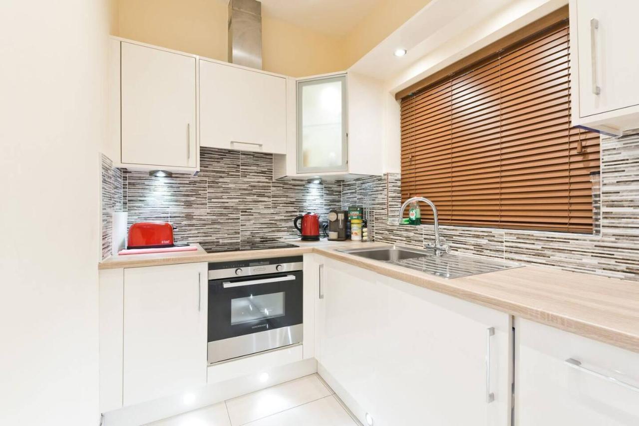 Captivating 2-bed In 1 Apartment *
