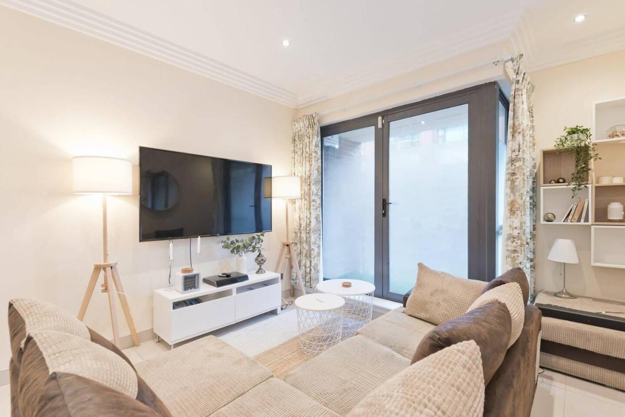 Captivating 2-bed In 1 Apartment *