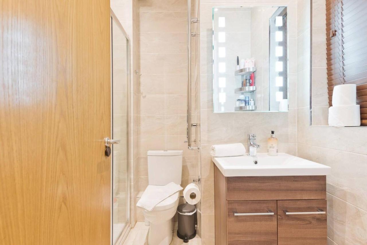 Captivating 2-bed In 1 Apartment *