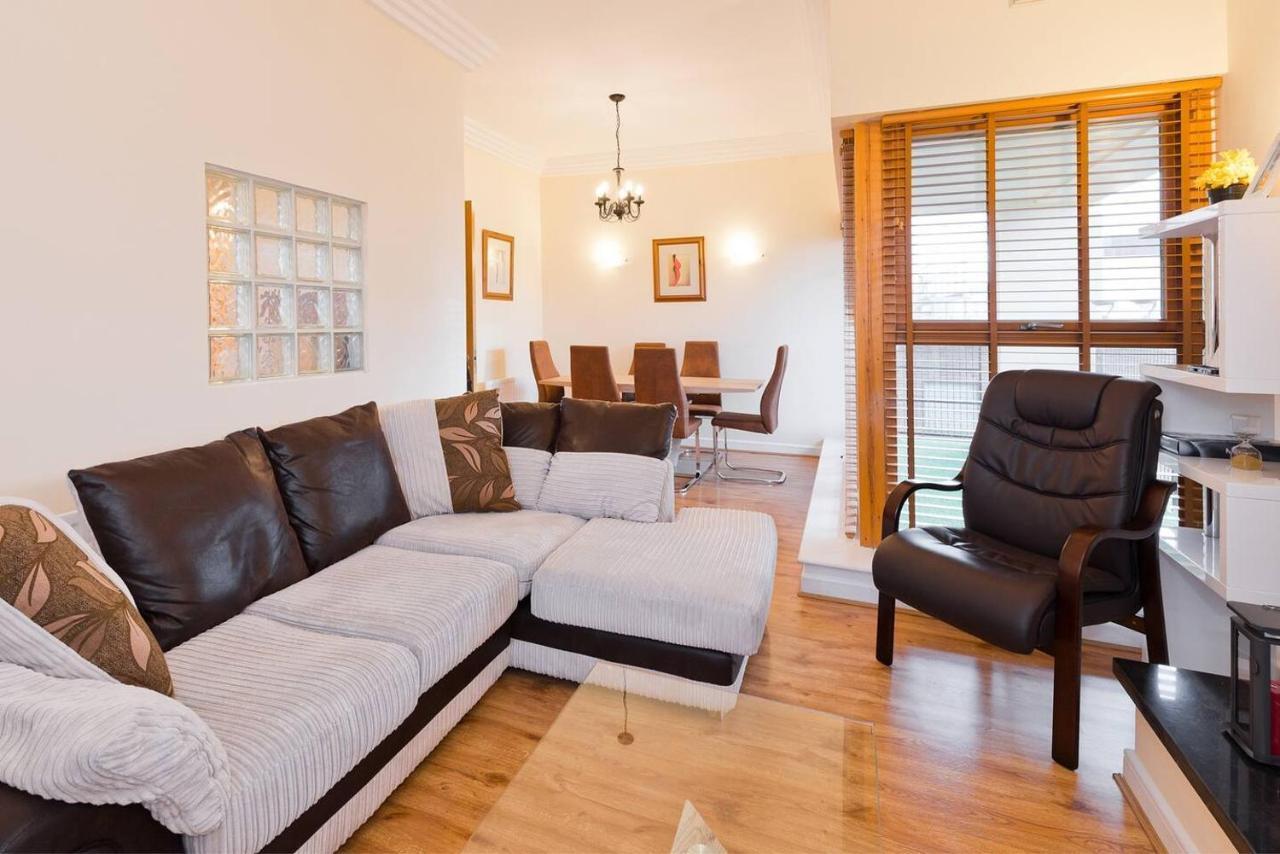 Stunning 3-bed In 1 Apartment