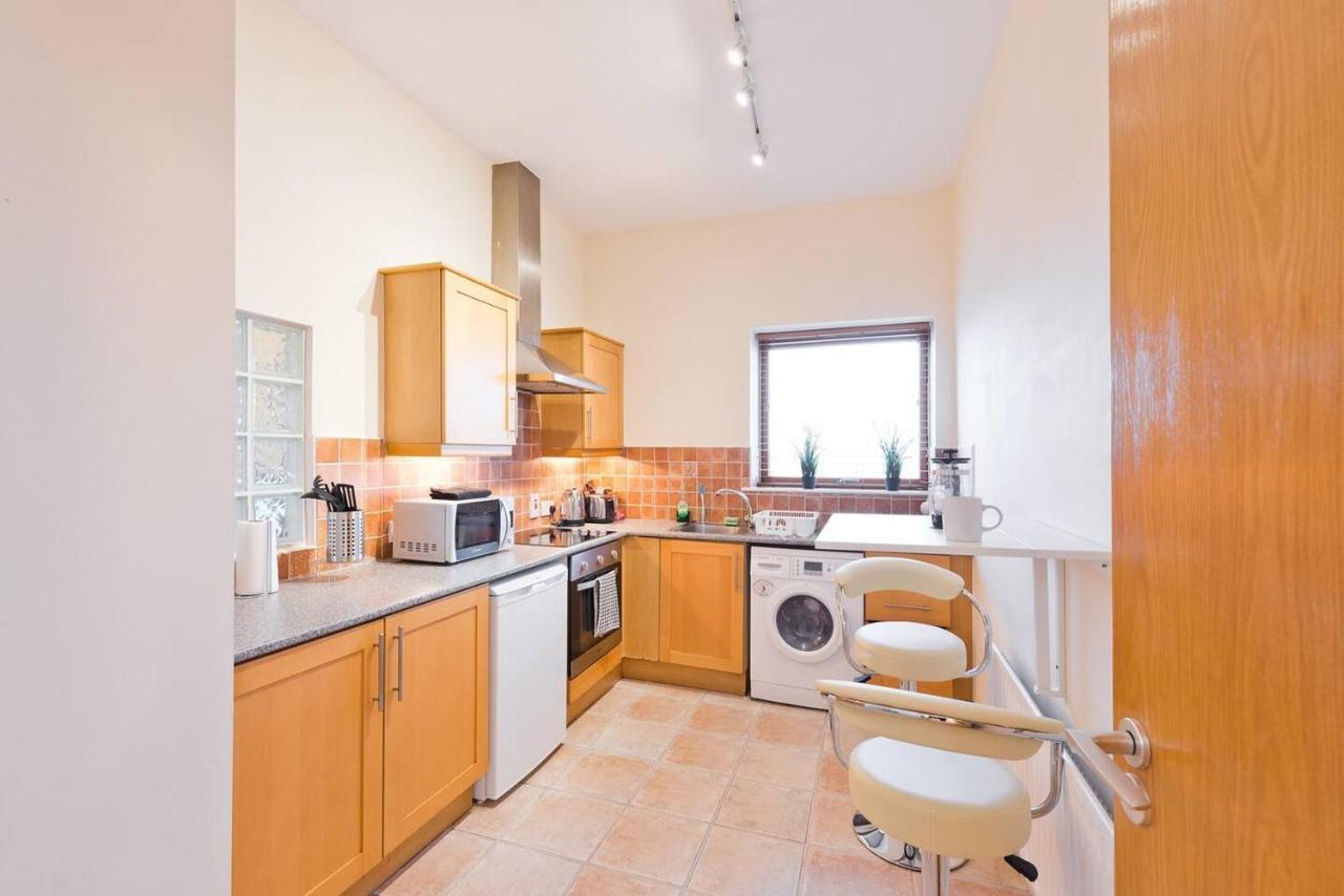 Stunning 3-bed In 1 Apartment *