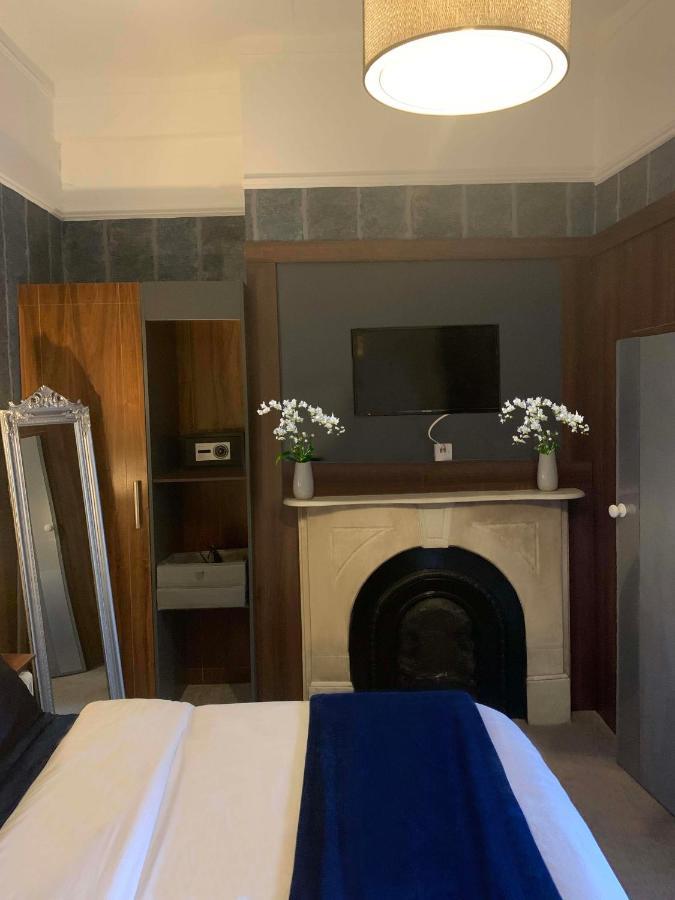 Upstairs - Private Kitchenette And Small En-suite Apartment