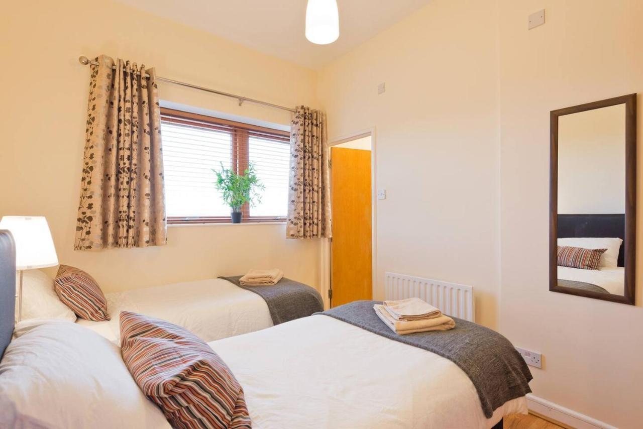 Stunning 3-bed In 1 Apartment *