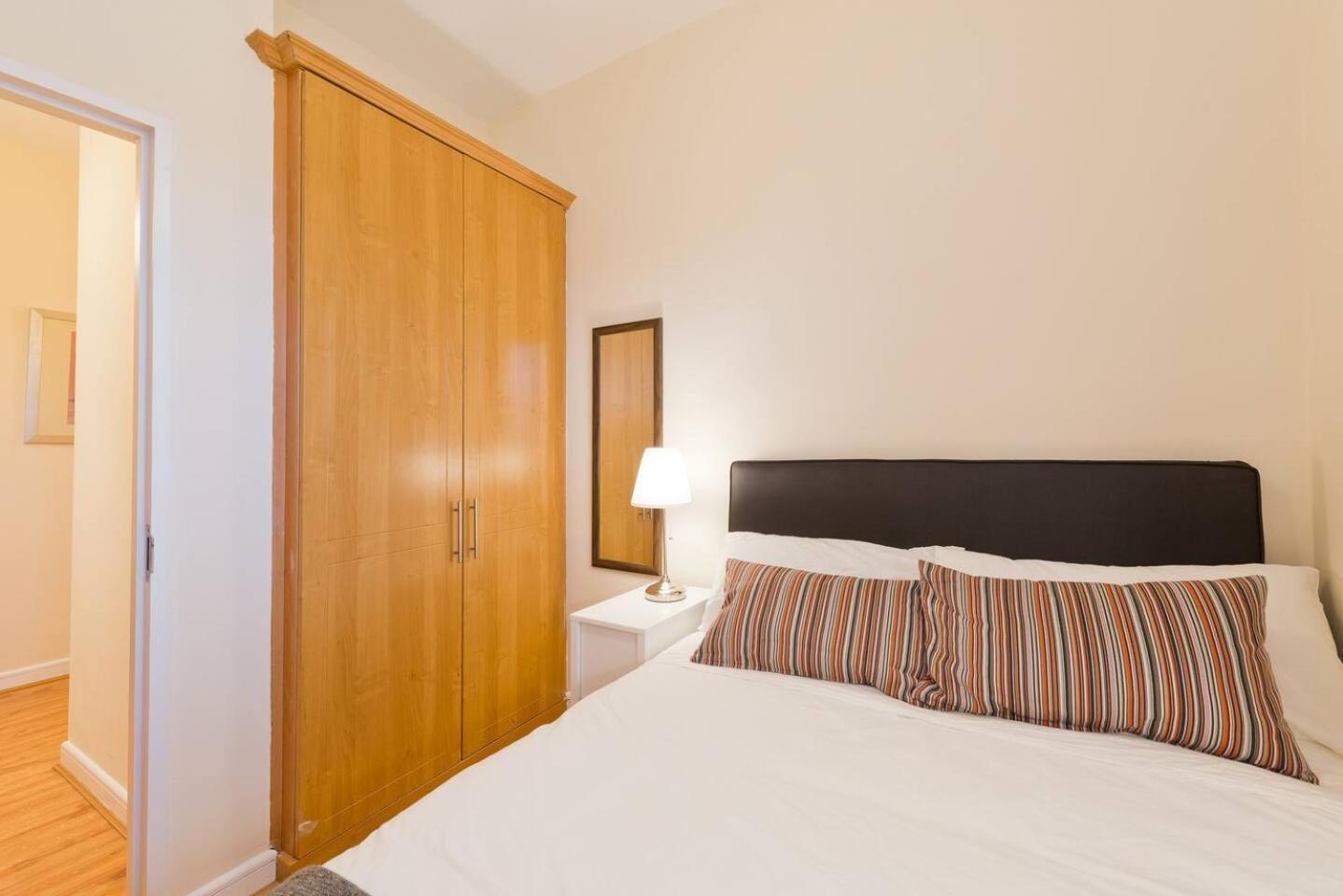 Stunning 3-bed In 1 Apartment *