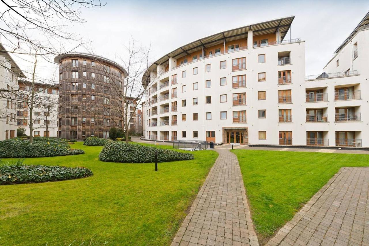 Stunning 3-bed In 1 Apartment *