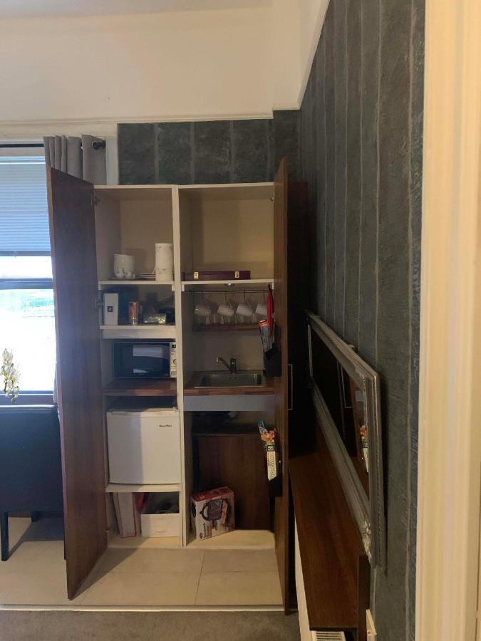 Upstairs - Private Kitchenette And Small En-suite Apartment