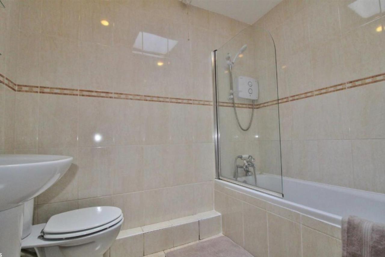 Holiday home 3 Bedroom Family In Residential Area Near Centre *