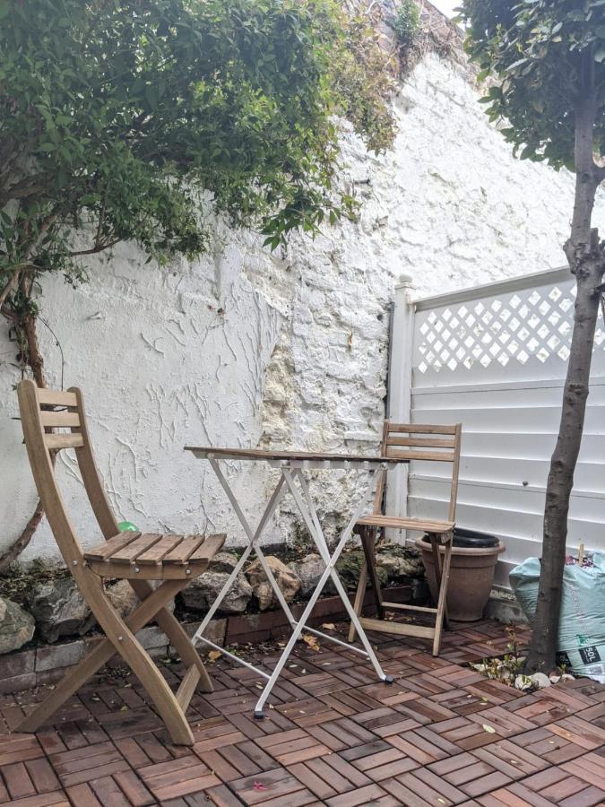 Vakantiehuis Entire House, Sleeps 2-6, Sunroom, Outside Yard Dublin