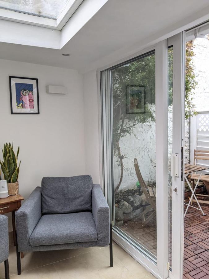 Entire House, Sleeps 2-6, Sunroom, Outside Yard Dublin
